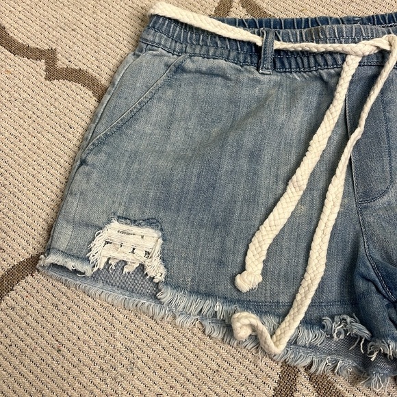 aerie Distressed Raw Hem Pull on Mini Light Wash Denim Shorts Size Small - Picture 7 of 14